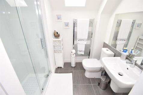 EN-SUITE SHOWER ROOM .JPG