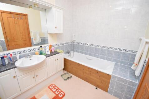 EN-SUITE BATHROOM.JPG