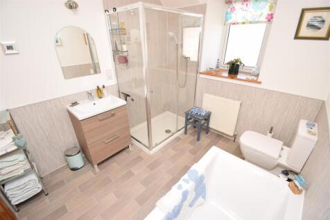 BATHROOM (2).JPG