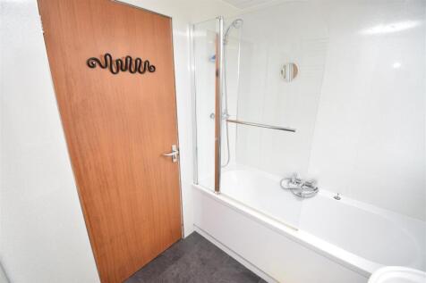 BATHROOM (2).JPG