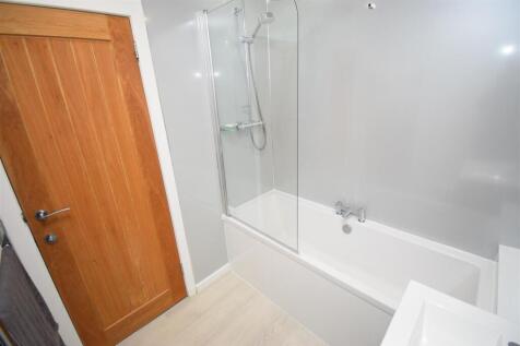 BATHROOM (2).JPG