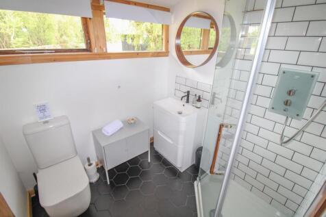SHOWER ROOM.jpg