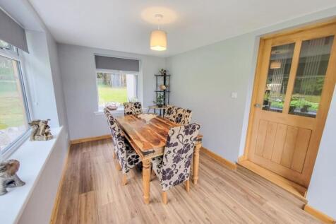 DINING ROOM.jpg
