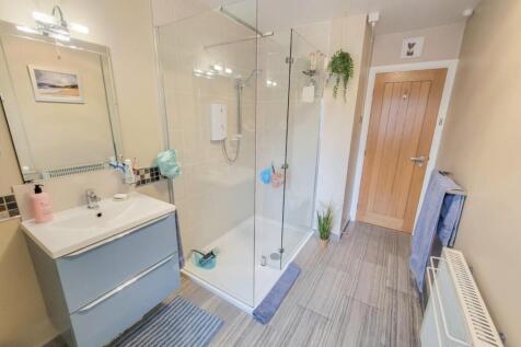 SHOWER ROOM.jpg