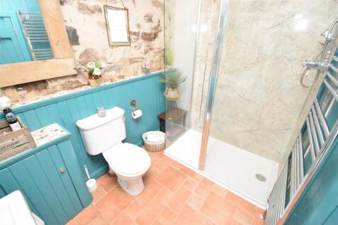 SHOWER ROOM.JPG