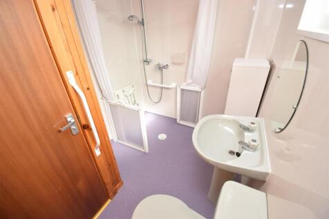 SHOWER ROOM.JPG