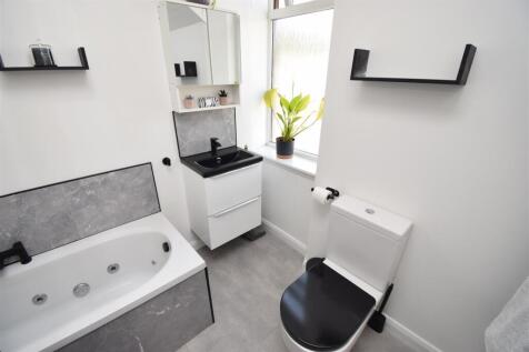 EN-SUITE BATHROOM.JPG