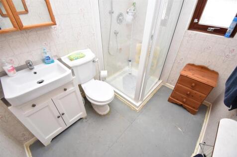 SHOWER ROOM.JPG