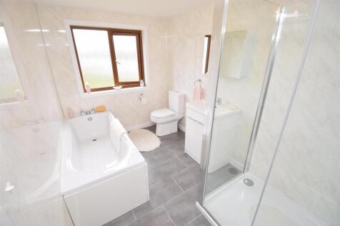BATHROOM .JPG