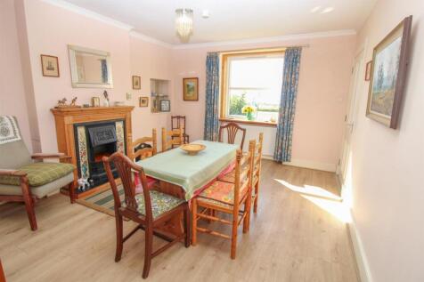 DINING ROOM.jpg
