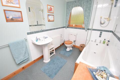 BATHROOM (2).JPG