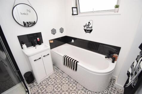 BATHROOM (2).JPG