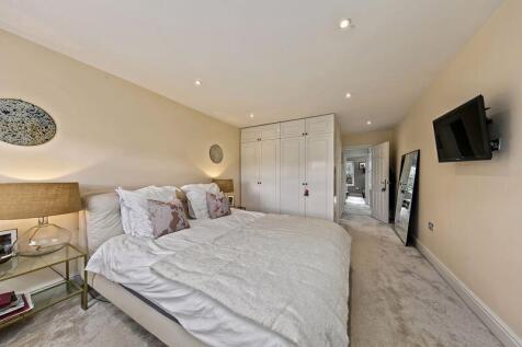 Bedroom (view 2)