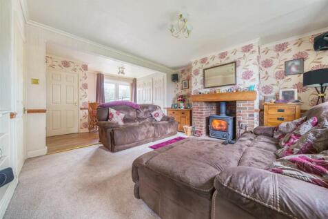 LIVING ROOM/DINING ROOM