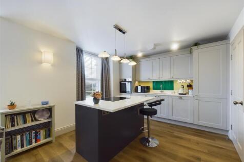 KITCHEN/LIVING/DINER