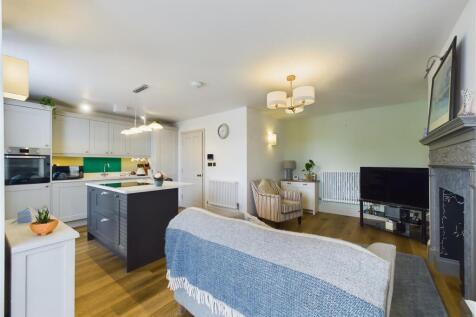 KITCHEN/LIVING/DINER