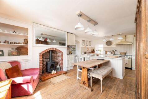 KITCHEN/DINING AREA