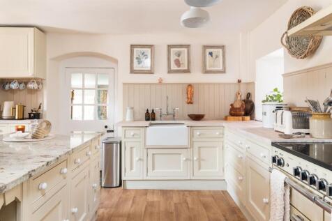 KITCHEN/DINING AREA