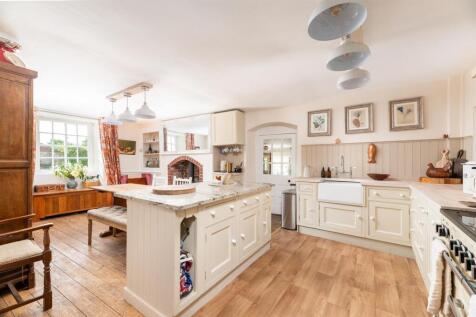 KITCHEN/DINING AREA