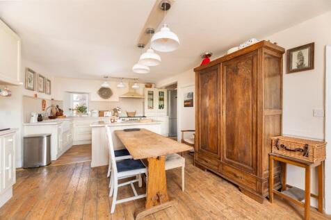 KITCHEN/DINING AREA