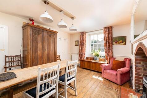KITCHEN/DINING AREA