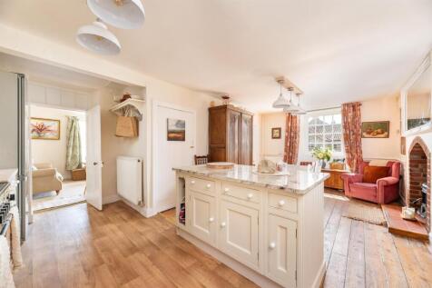 KITCHEN/DINING AREA