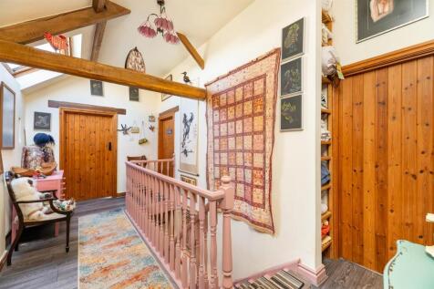 GALLERIED LANDING