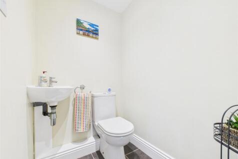 GUEST CLOAKROOM