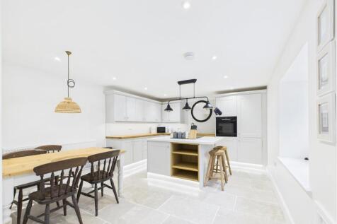 KITCHEN/DINING AREA
