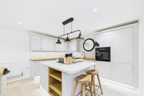 KITCHEN/DINING AREA