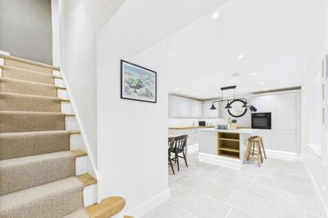 KITCHEN/DINING AREA