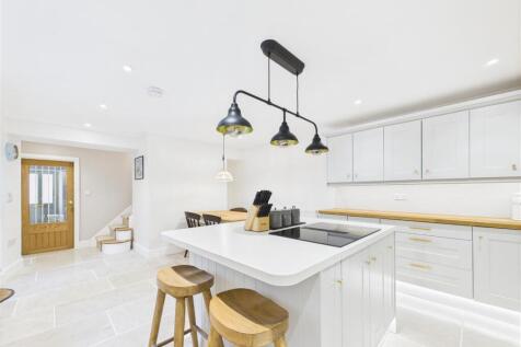 KITCHEN/DINING AREA