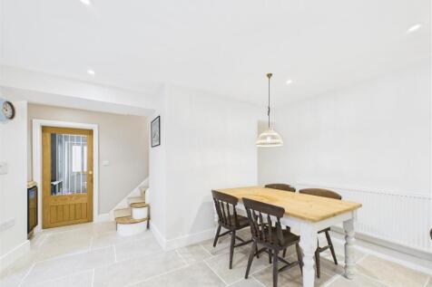 KITCHEN/DINING AREA