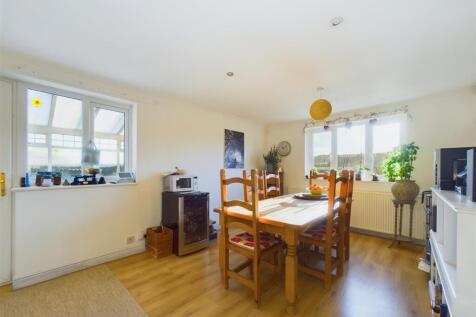 OPEN PLAN KITCHEN/DINING ROOM