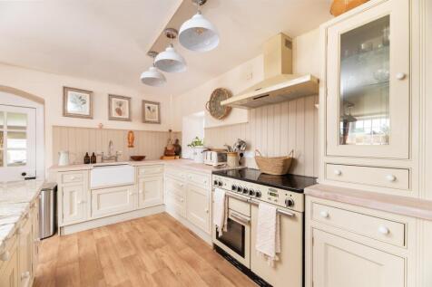 KITCHEN/DINING AREA