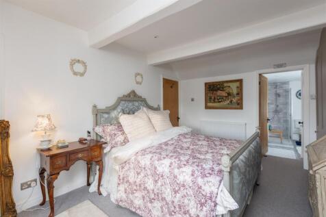 Daisy Cottage Bedroom 1-2.jpg