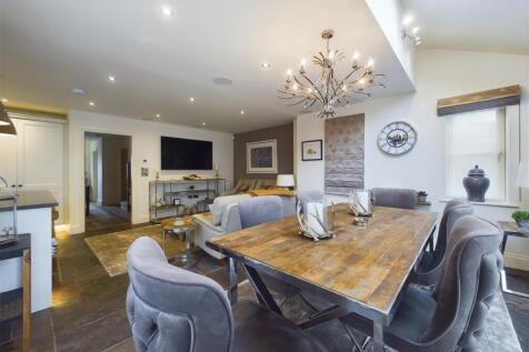 KITCHEN/RECEPTION ROOM