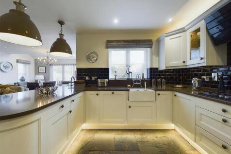 KITCHEN/RECEPTION ROOM