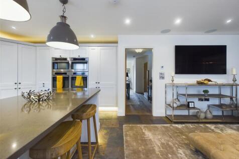 KITCHEN/RECEPTION ROOM