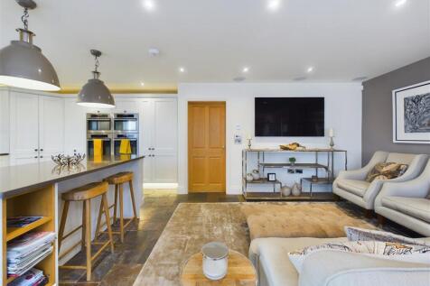 KITCHEN/RECEPTION ROOM