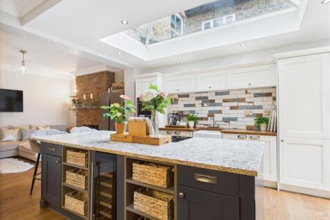 KITCHEN/LIVING AREA
