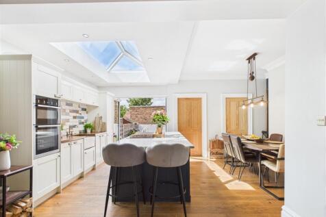 KITCHEN/LIVING AREA