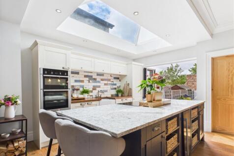 KITCHEN/LIVING AREA