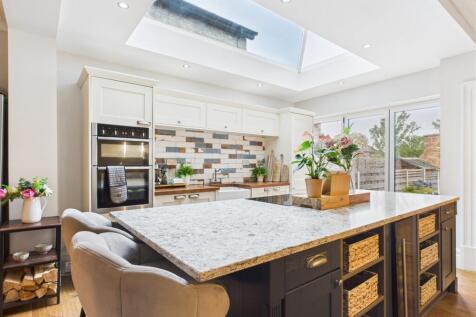 KITCHEN/LIVING AREA