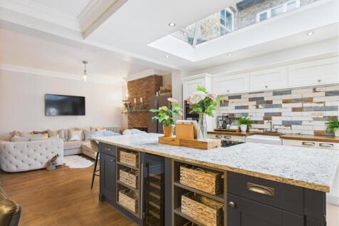 KITCHEN/LIVING AREA