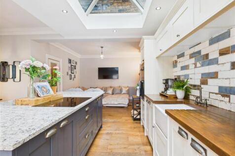 KITCHEN/LIVING AREA