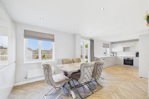 KITCHEN/ DINING AREA