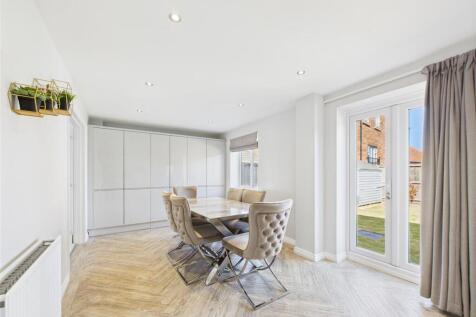 KITCHEN/ DINING AREA