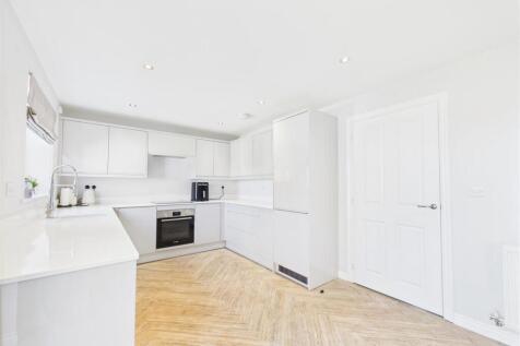 KITCHEN/ DINING AREA