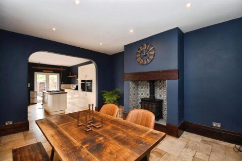 Open pan kitchen / dining room
